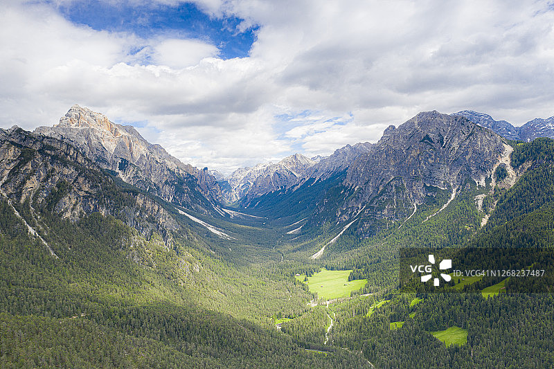 圣维吉利奥多洛米蒂山南蒂罗尔的绿色高山山谷图片素材