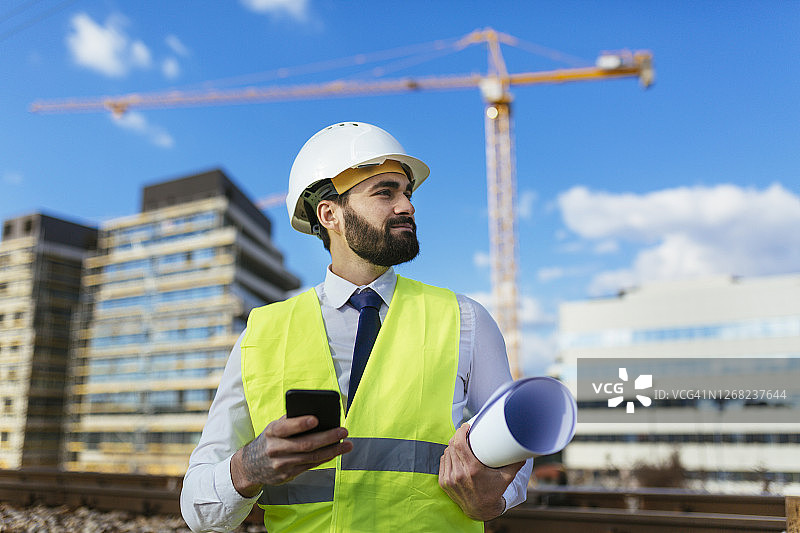 年轻的建筑经理望向远方图片素材