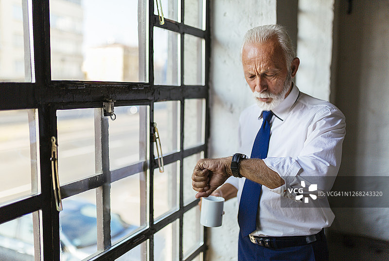 查看时间的严肃老年商人图片素材