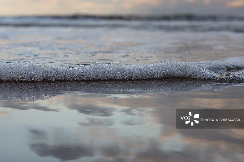 泡沫海浪，水中天空倒影，爱尔兰韦克斯福德郡柯拉克洛图片素材