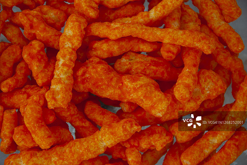 玻璃碗中奶酪棒在玻璃桌上特写图片素材