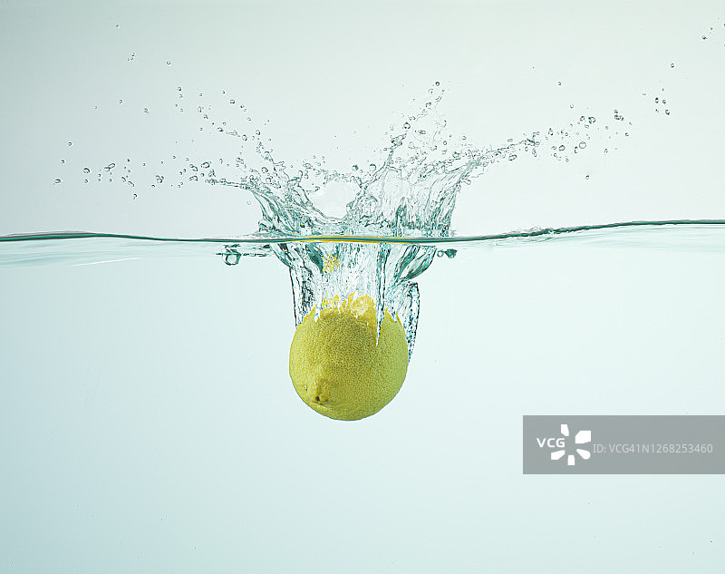 水下柠檬飞溅图片素材
