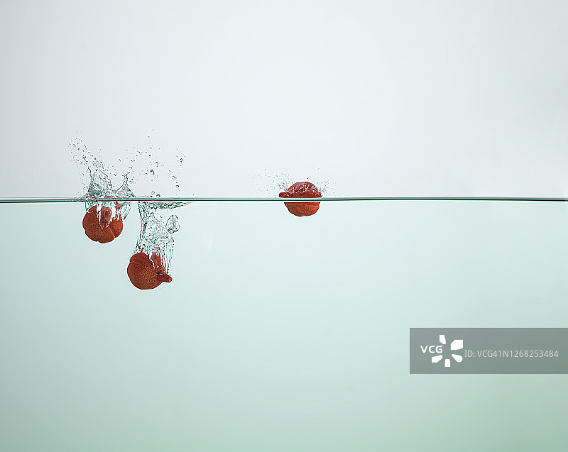 瓜拉纳果实落入水中图片素材