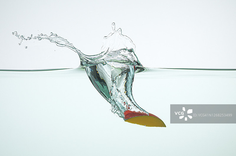 芒果溅入水中图片素材