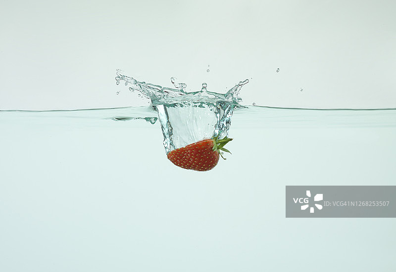草莓落入水下图片素材