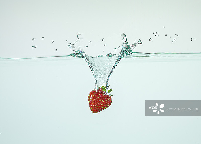 水下草莓飞溅图片素材