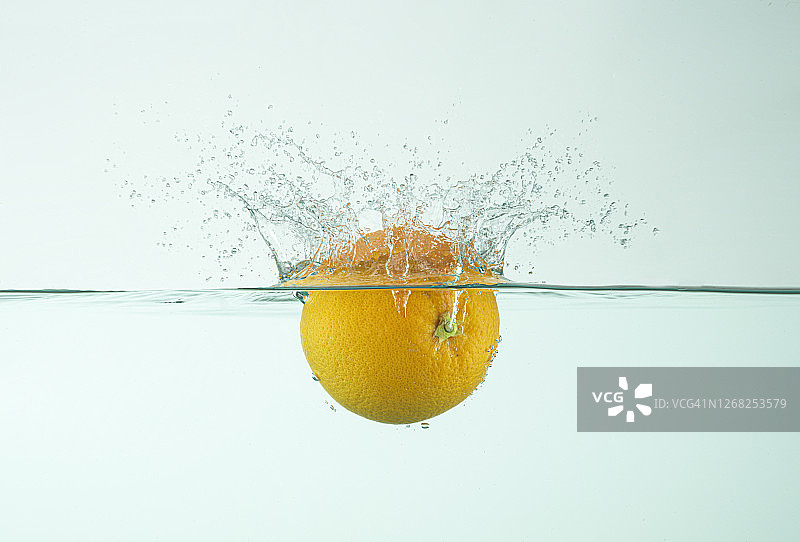 橙色溅入水中图片素材