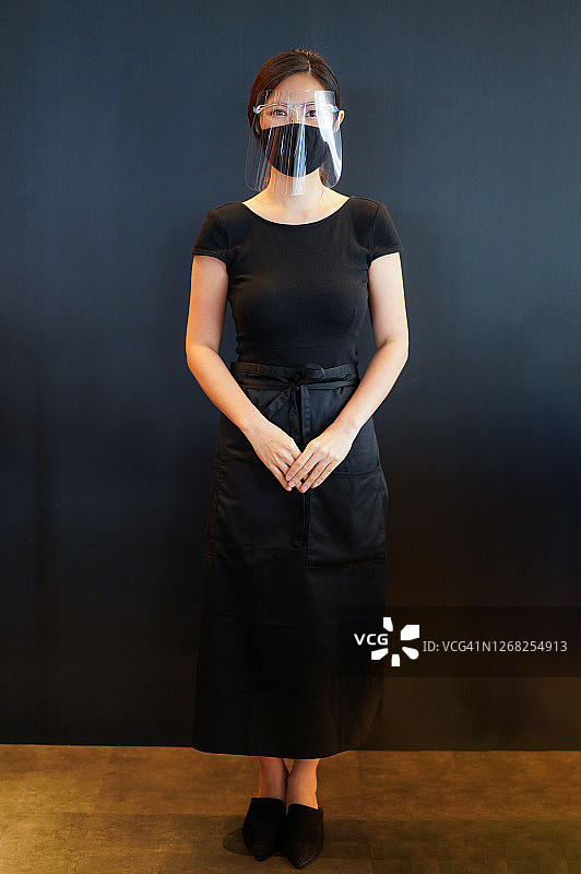 戴防护面罩和口罩的亚洲女性肖像图片素材