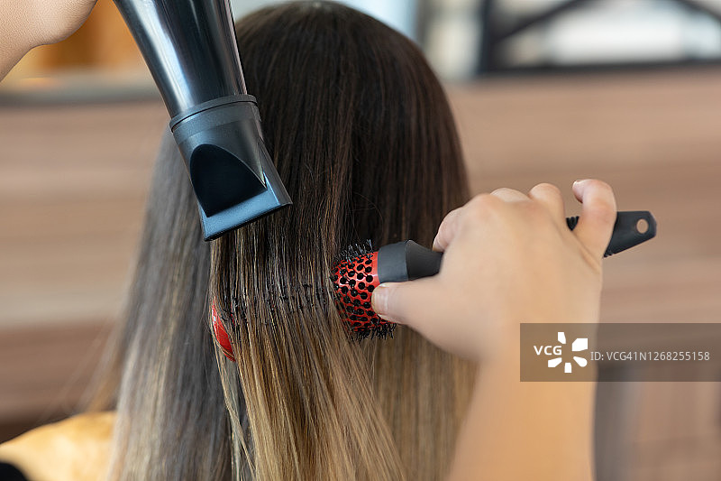 理发师用吹风机吹干头发图片素材