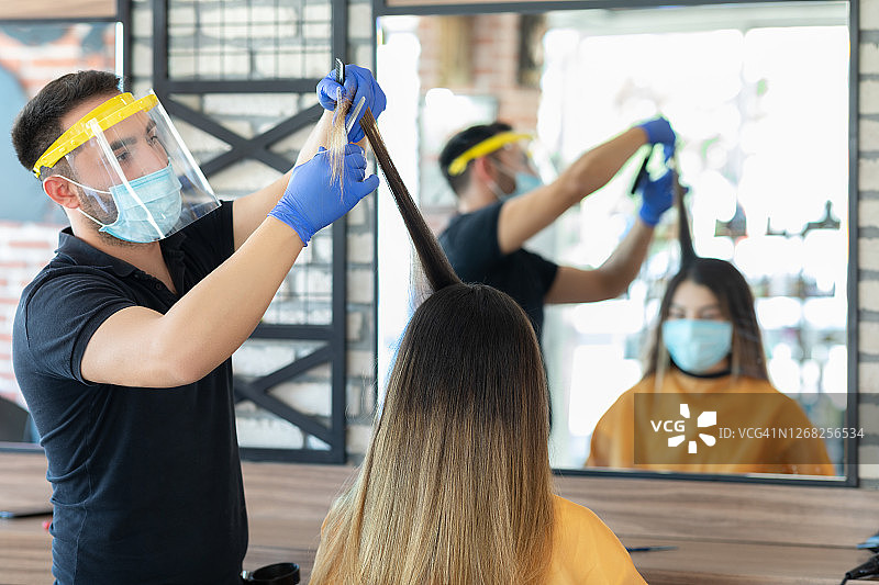 理发师为女人剪发图片素材