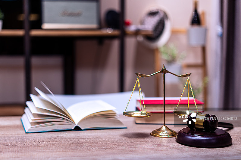 法槌与黄铜天平图片素材