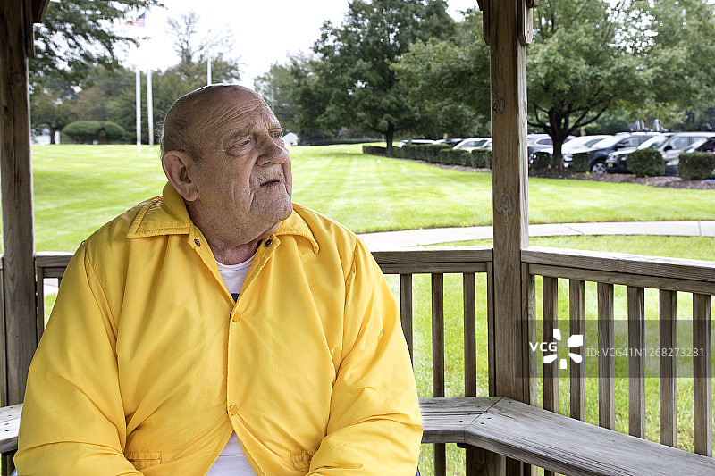 户外沉思的老年人图片素材