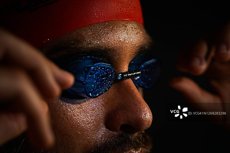 年轻男子在游泳图片素材