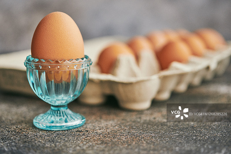 彩色玻璃蛋杯棕色鸡蛋静物图片素材