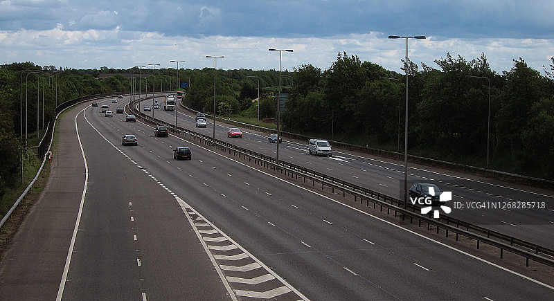 繁忙高速公路弯道的交通图片素材