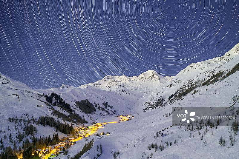 意大利阿尔卑斯山脉星空夜景图片素材