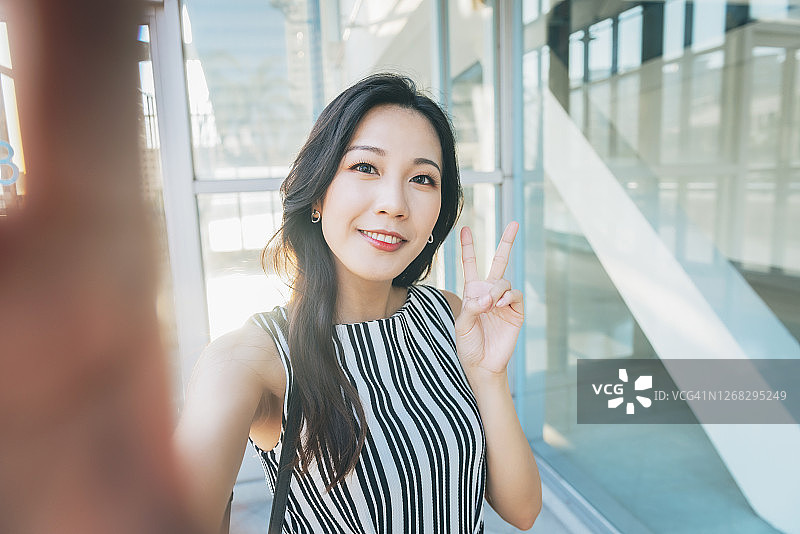 亚洲女商人自拍图片素材