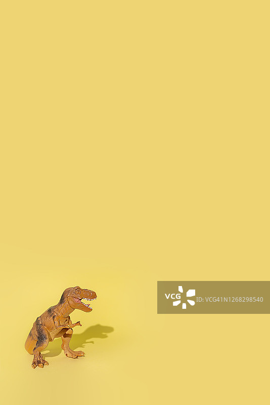 黄色背景上的霸王龙图片素材