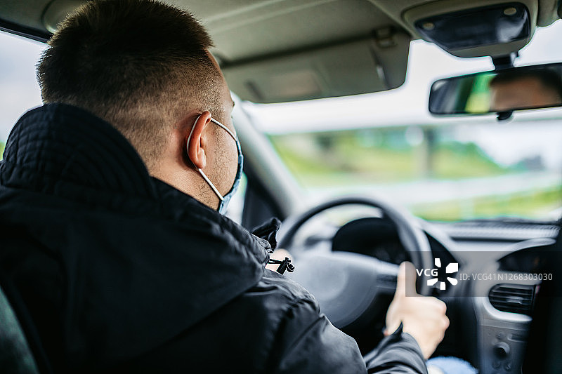 男人戴口罩开车图片素材
