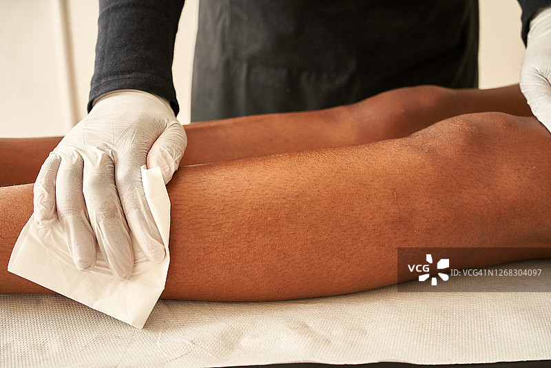 美容师正在为顾客的腿部工作图片素材