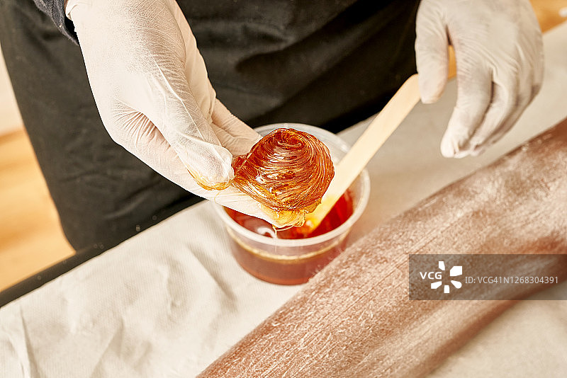 一位美容师在工作中图片素材