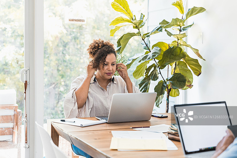 女商人准备参加线上会议图片素材