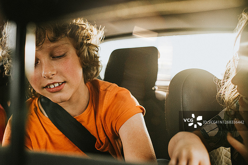 汽车后座上的孩子们图片素材