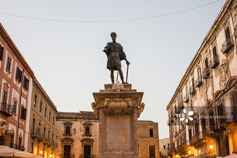 黎明时分的巴勒莫博洛尼广场图片素材
