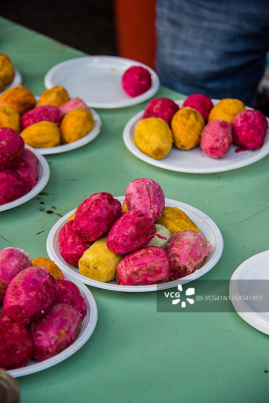 市场上出售的去皮仙人掌果图片素材