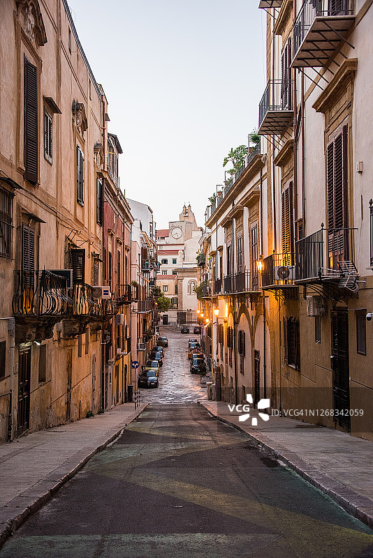黎明时分，俯瞰巴勒莫街道，可看到耶稣教堂图片素材