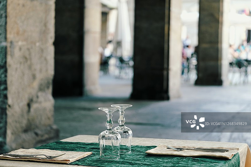 城市餐桌，配有桌布和两个玻璃杯图片素材
