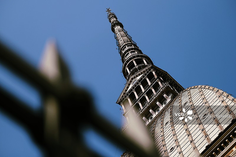 从下方看到的都灵历史塔，安托内利尖塔图片素材