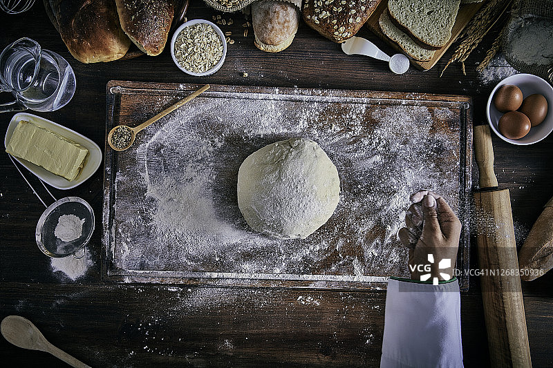 手工面包房：面包师揉捏面团图片素材