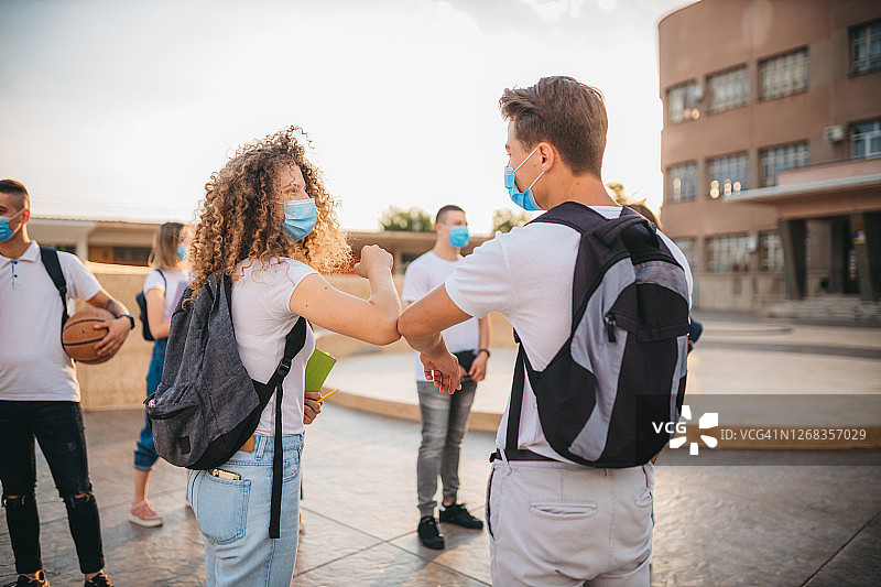 遵守社交距离的两名学生图片素材