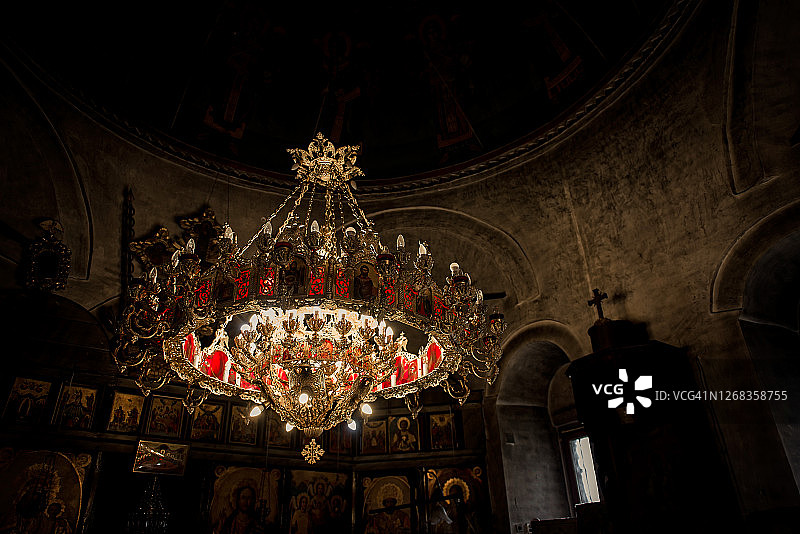 古老东正教教堂里的大型精美青铜吊灯图片素材