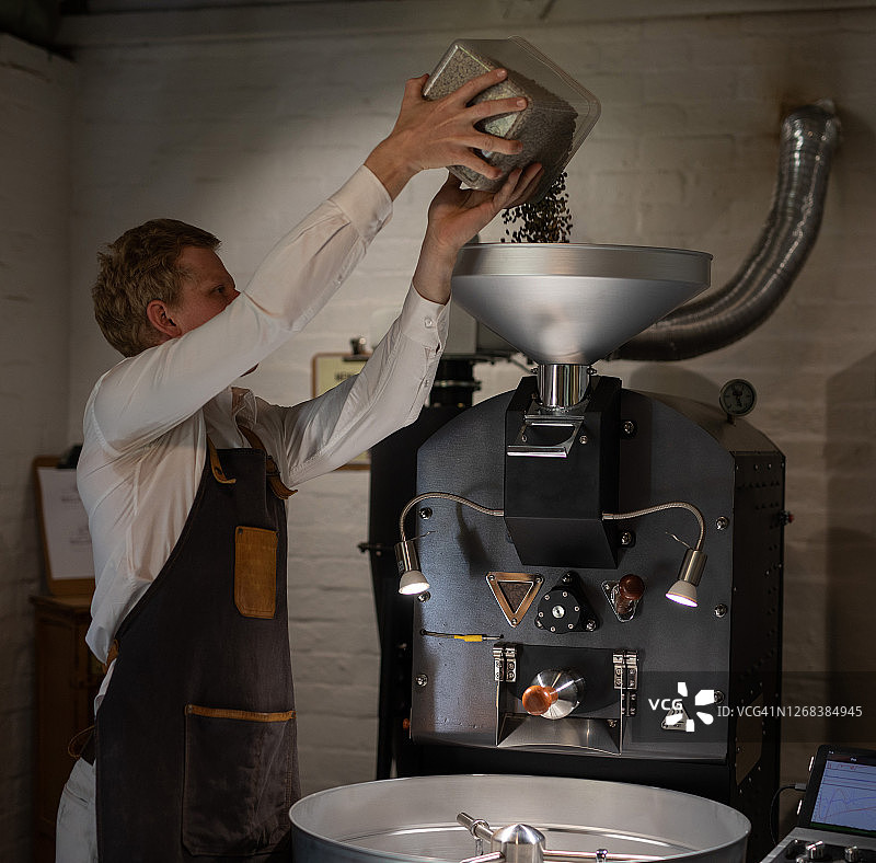 烘焙高品质单一产地咖啡豆的咖啡烘焙机图片素材