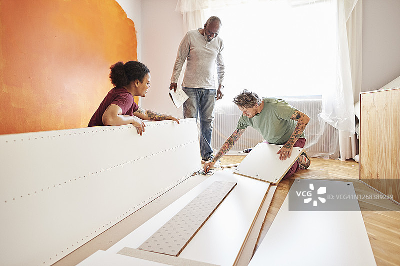 一家人在装修房屋时整理木板图片素材
