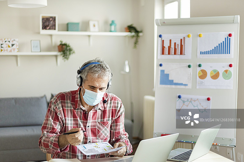 保持联络图片素材