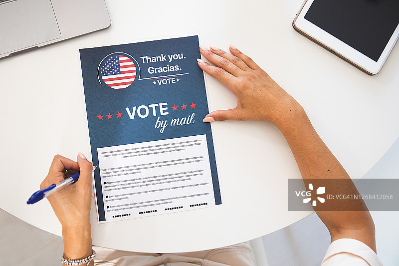居家参与美国大选投票的女性图片素材