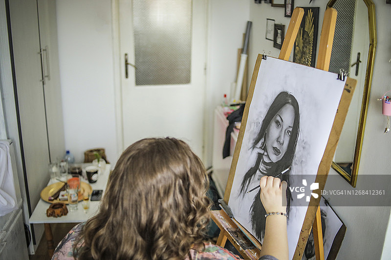 女子在家中工作室绘画 - 艺术是我的生活 - 年轻艺术家在工作室里画模特肖像图片素材