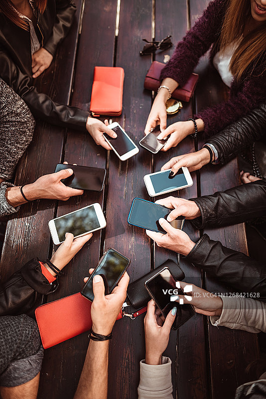 沉迷社交媒体图片素材