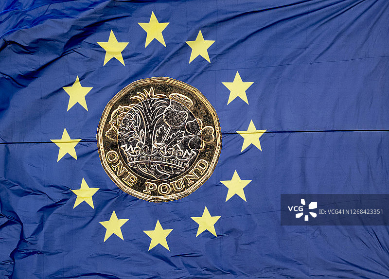 欧盟旗帜和英国一英镑硬币图片素材