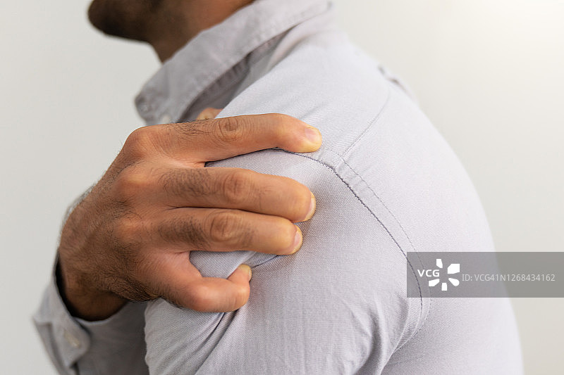 商务男士肩痛，商务人士背痛图片素材