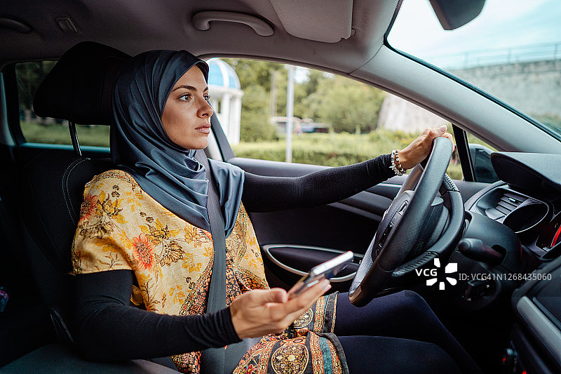 独立驾驶汽车的穆斯林妇女图片素材