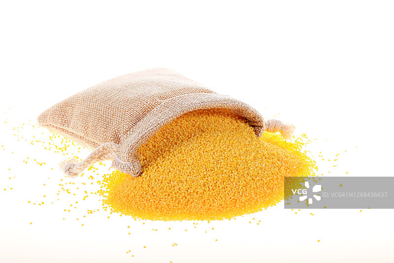 木制容器中的小米图片素材