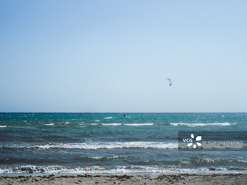 从海滩看到的风筝冲浪者图片素材