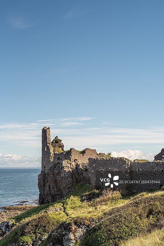 邓尼尔-艾尔郡上空的蓝天图片素材