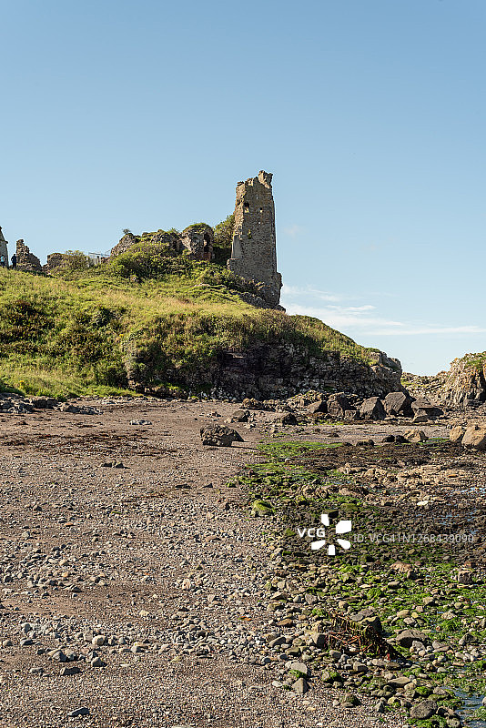 艾尔郡多努尔城堡的岩石海岸线图片素材