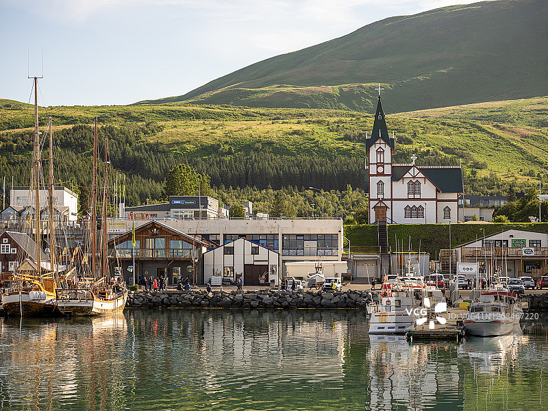 冰岛东北区胡萨维克，斯克亚尔凡迪湾港口图片素材