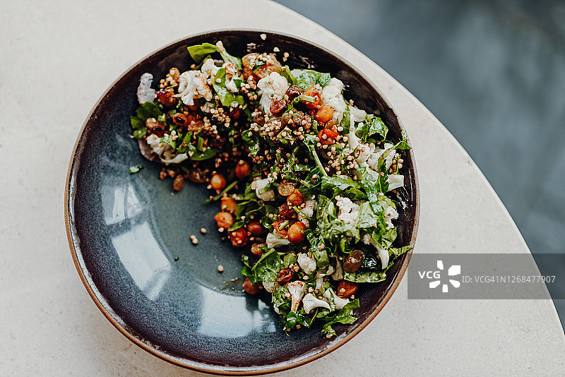 美味的纯素有机花椰菜碗配欧芹和鹰嘴豆图片素材